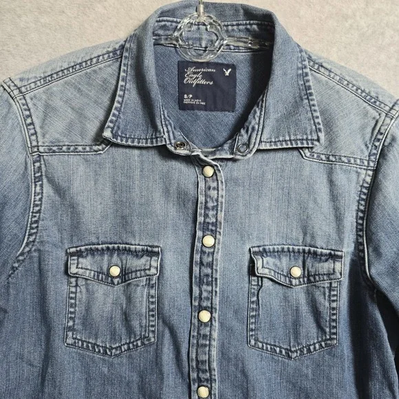 American Eagle Small Women Pearl Snap ButtonUp Blue Denim Jean Shirt Long Sleeve - Picture 4 of 8
